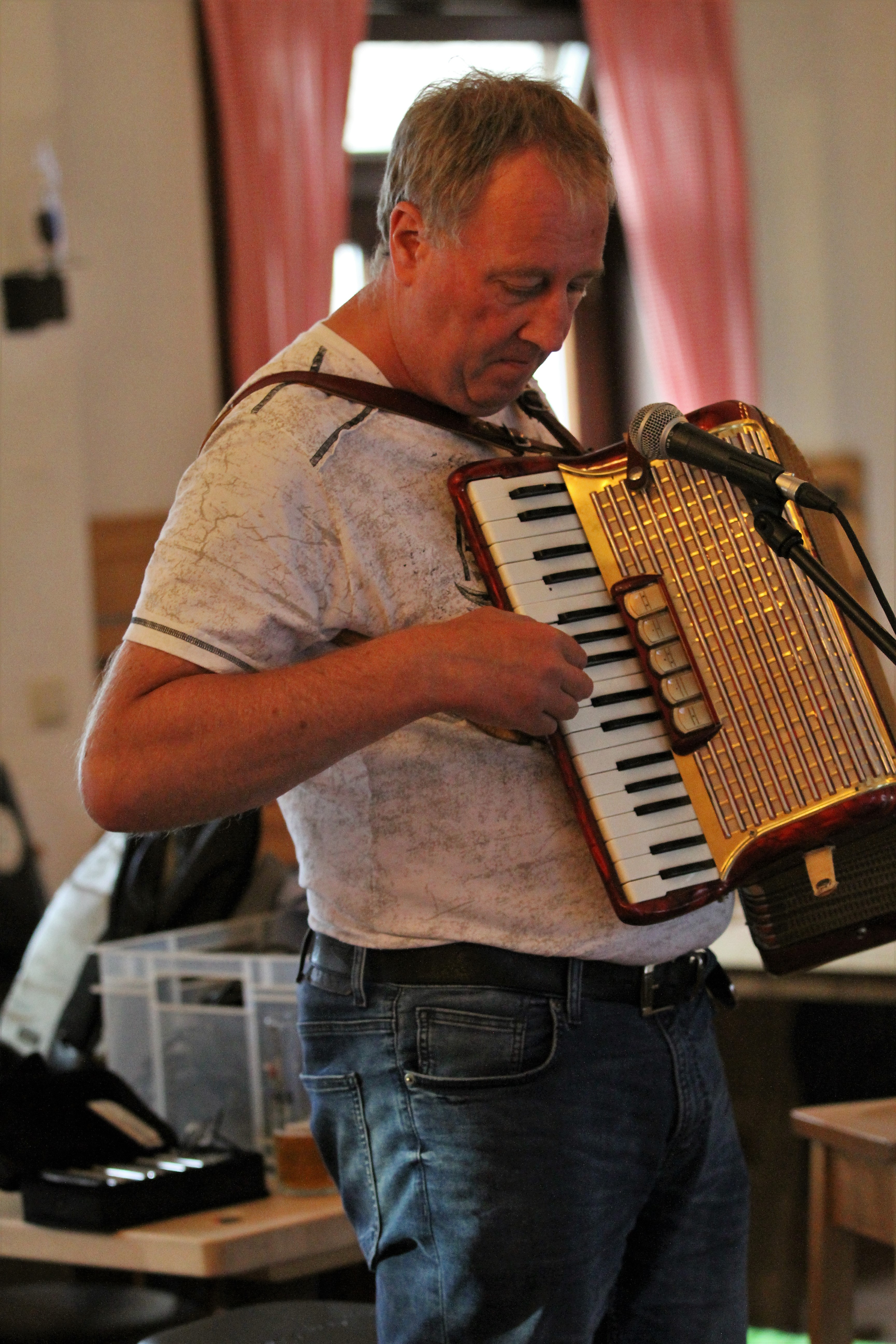 Peter Helmes...Gitarre, Akkordeon, Harp und was nicht noch alles :)